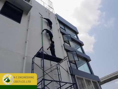 ช่างมีความชำนาญการงานที่สูง วางระบบท่อในอาคารโรงงาน